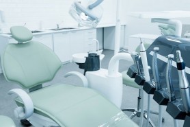 Un dentist din Italia a scăpat o șurubelniță în gâtul unei paciente care apoi a înghițit-o
